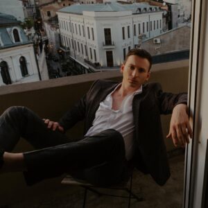 Denis Roabeş Instagram - Who’s there?