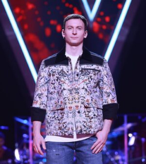 Denis Roabeş Instagram - Scaunele s-au întors, zarurile s-au aruncat.
@vocea_romaniei @protv_romania