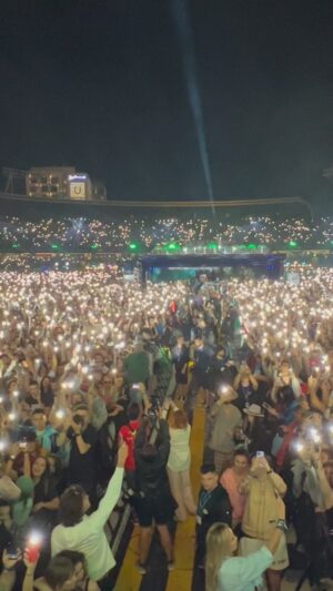 Denis Roabeş Instagram - AM ARĂTAT CĂ LIMBA ROMÂNĂ POATE RIDICA TOATE LUMINILE LA UNTOLD.
@dirty_nano @untoldfestival