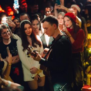 Denis Roabeş Instagram - Dacă aș da timpul înapoi, n-aș schimba nimic la voi. 🫶🏼
#wearethemotansfam