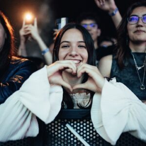 Denis Roabeş Instagram - Eu sunt oglinda voastră, acesta este motivul pentru care sunt mereu fericit când urc pe scenă. Vă mulțumesc pentru tot.❤️
#wearethemotansfam