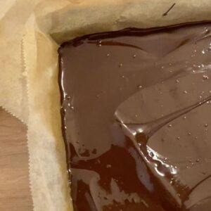 Denisa Barešová Instagram - victory salted millionaires shortbread 

2023 started well, many occasions to celebrate

haven’t stopped sobbing yet

🥹👫🏻♥️🇨🇿

#crumbles #baking  #saltedcaramel #butter #maldonseasalt #darkchocolate #máslo #shortbread #vanilla #goldensyrup #dessert