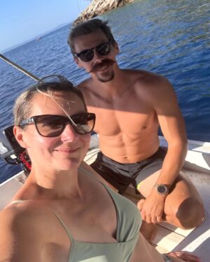 Denisa Helceletová Instagram - Došlo i na společnou fotografií, snad jediná z celé dovolené, ale ten kdo má děti ví, že plná paměť fotek s dětmi a na vás se nikdy nedostane 

#manželé #manzelskypar #manžel #manželka #fit #fitmama #fitmanžel #fitcouple #mamadvou #dovolená #odpočinek #moře 

@adam_sebastian_helcelet