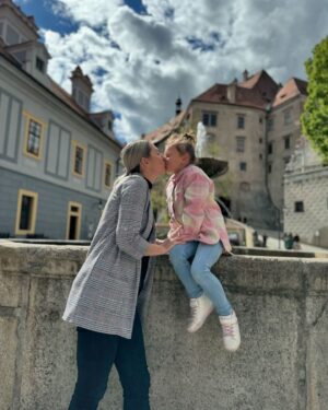 Denisa Helceletová Instagram - Dnes je to 6 let, co jsi nám změnila svět! Jsi naše úžasná Evelínka ❤️ ať jsi stále tak šťastná a spokojená holčičko naše!

#narozeniny #6let 
@adam_sebastian_helcelet