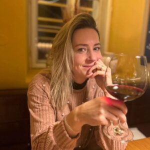 Denisa Helceletová Instagram - Včerejší romantický večer v Českém Krumlově s manželem. Strašně jsme se přežrali, zalehli do postele a spali až do rána, aneb umíme si užít času bez dětí 😀 

Jak to máte vy?

@adam_sebastian_helcelet