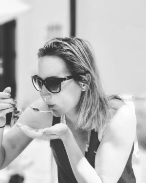Denisa Helceletová Instagram - Doma spím s holkama, abych spala celou noc, prostě jsem nechtěla vstávat co 2h a utěšovat. Od 3 let spí Ev sama. Brzy se chystáme přesunout Stázi do pokoje k Ev. Každopádně protože jsem nikdy nechtěla uklízet bordel po Evelin když by jedla sama, raději jsem ji krmila. Jak jsem dopadla? Má 4 roky a krmit musím pořád. Sama jíst umí( sladké bagruje sama, nebo ve školce), ale stále je pro ní pohodlnější, když se nechává krmit. Snad to přejde dříve, než v 15. letech 🤣
.
#oběd #krmeni #máma #matka