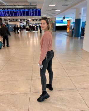 Denisa Helceletová Instagram - Na první pohled to vypadá, že letíme na romantický víkend do Milána. Zdání klame. Adama čeká ostrý start a rovnou si dá 10boj. Původně jsme měli jet autem ale protože v Brenneru předpověď ukazovala -10 stupňů a sníh, začali jsme řešit, jak to uděláme. Přezujeme opět na zimní, seženeme řetězy? Až máma prohodila a proč neletíte? Vůbec mě tahle možnost nenapadla. Letenky za hubičku, letím pouze s kabelkou, Adam s batohem a zbytek věci za námi dojede v pátek s tyčemi ( díky @jakub_uher 😉). 

Brzy dám další report aneb manželka desetibojaře si užívá čas na stadionu.
