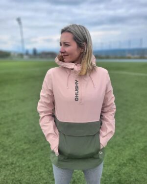 Denisa Helceletová Instagram - Víkend jsme strávili v Brně. Zima, déšť a do toho dvě neunavitelné holky. Vždy vím, že to s nimi bude divoké a budu nadávat, přesto to vždy zkusím v naději, že už to bude dobré. Ne není to dobré a nevypadá to, že by v nejbližší době bylo. 

V září budou Stásii 2 roky, tak jak dlouho tohle období může trvat? Ještě rok, dva, pět? 😀 

@huskycz.cz 

#zima #déšť #závody #stadion #Brno #víkend #únava #neunavitelnedeti