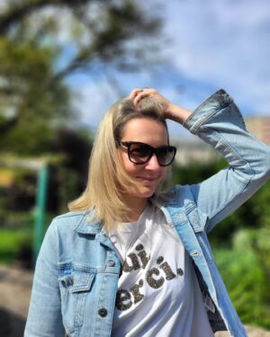 Denisa Helceletová Instagram - Tohle jsem opravdu potřebovala! V úterý jsem si řekla, že bych už měla jít vážně na vlasy.... a ono měl Adam volno a volno měla i kadeřnice? Může se to sejít ještě lépe?

Navíc, kadeřnice miluje melíry a rozhodně a jsem ráda, že jsem odešla s nádhernou barvou. 

Tohle není spolupráce ale rozhodně doporučuji nově otevřené kadeřnictví na Braníku @kadernictvi_blanka_grunclova 

#vlasy #novevlasy #blondvlasy #blondýna #mamamavolno