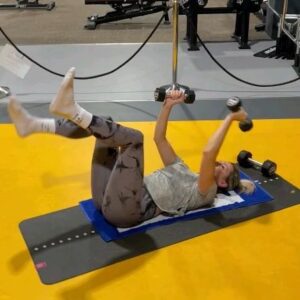 Denisa Helceletová Instagram - Dnes jsem se rozhodla otestovat svou svalovou paměť a co si budeme říkat. Tělo si pamatuje hodně. 

@gymstory_fitness

#rozcvicka
#plyometrics #plyometrie #posilovna #fitcenter #fitnesstrener #osobnitrener #osobnitrenerpraha
