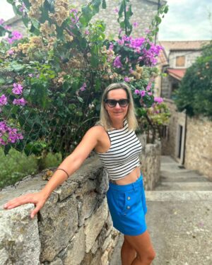 Denisa Helceletová Instagram - Odpoledne bez dětí, jak my to potřebovali a po dlouhé době večeře v klidu (když nepočítám bzučení komárů). 

#dovolená #odpočinek #odpolednebezdeti #relax #procházka #hvar #Chorvatsko #máma #mamadvou #budfitsdenisou