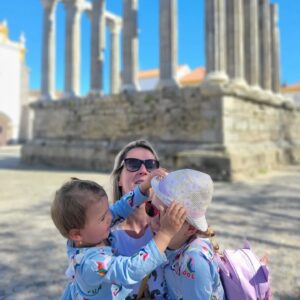 Denisa Helceletová Instagram - Rodiče, kteří mají děti, hlavně více děti znají, že udělat fotku, kde budou všichni normální je snad ladlidský úkon
.
#rodina #máma #dcery #sestry #segry  #portugalsko #evora #evoraportugal
