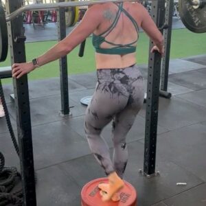 Denisa Helceletová Instagram - 🔥 Představuji vám první z trojice top cviků na nohy! Postupně zvyšuju zátěž pro maximální efekt. Začínám s lehkou váhou a postupně ubírám na opakováních, zatímco váhu zvyšuji. 🏋️‍♀️ Dneska jsem zvládla výpady s váhou až 45 kg! Ačkoliv se nikdy nesoustředím jen na jednu partii těla, těmto výpadům jsem dala opravdu zabrat.

👉 Moje série? 8x20kg, 14x30kg, 12x40kg, 10x40kg a nakonec 8x45kg. Kdo se přidá a zkusí to se mnou? 💪

 #Posilování #Síla #Výzva