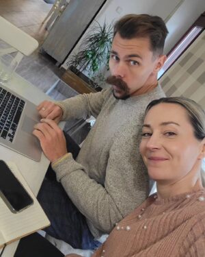 Denisa Helceletová Instagram - V týdnu pracujeme zvlášť, trénujeme, staráme se o děti. Děti jsou taky důvod, proč jsme dnes odjeli do kavárny. Příjemnější by bylo, kdybychom si povídali o tom, jak se máme apod ale musíme pracovat na @kempvitezu Léto se blíží a práce je hodně. 

@adam_sebastian_helcelet