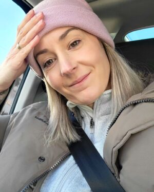 Denisa Helceletová Instagram - To si takhle jedu něco cestou k zubaři koupit něco do obchoďáku. Při nástupu do auta jsem něco zaslechla, ale nevěnovala jsem tomu pozornost. U zubaře jsem zjistila, že to byla peněženka. Rychle otočit, pomodlit a doufat, že tam bude ležet. Neležela. Místo toho na mém místě stalo jiné auto. Pán zrovna nastupoval do auta. Už Jsem nevěřila, že se vůbec najde. Dohromady to bylo asi 30min co jsem byla pryč. Pán s východním přízvukem mi oznámil, že ji našel a dal na informace. 
Peněženka se našla i s plným obsahem (což mi v tu chvíli bylo asi jedno). Tak ráda bych se pánovi dala nějakou odměnu, jenže v tu chvíli jsem neměla nic 😀 
Vždy si říkám, buď poctivá a ono se ti to jednou vrátí a vrátilo :)