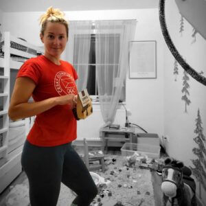Denisa Helceletová Instagram - Holky spí, zítra máme odjet k babičce. Doma neskutečný bordel.... konečně ale můžu mlsat, aniž bych se schovávala 🤣 
Většinou večer neuklízím, chci mít klid... dnes ale bohužel musím 
.
Kód DENISA = 10% sleva na veškerý nákup www.natu.cz 
.
@natuczech 
.
#spolupráce #mlsání #oříšky #úklid