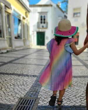 Denisa Helceletová Instagram - Je to slečna. Sama si vybírá šaty. Miluje barvy. Když maluje, použije na jeden obrázek všechny barvy, které má dostupné. Zmrzlinu si vždy vezme tu nejbarevnější. Takže když přijde na řadu oblékání, máminy oblíbené barvy jsou bez úspěchu. 
.
#dovolena #saty #velkaholka  #slecna #klobouk #barvy #portugalsko #jaroumore