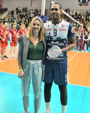 Denisa Helceletová Instagram - Včera jsem měla tu čest jako patron zápasu Lvi Praha x Piacenza předávat cenu pro nejlepšího hráče utkání. Cenu sice vyhrál hráč italského týmu, ovšem pro mě byl jasně nejlepší a nejvíce vyčnívající hráč zápasu @davidkollator . Věřím, že o tomto mladíkovi ještě uslyšíme 😉
.
@vklvipraha 
.
#patron #patronzapasu #volejbal #sport #sportovci