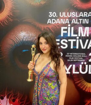 Deniz Altan Instagram - Hala inanamıyorum ! Bir insanın başına nasıl bu kadar fazla güzel şey gelebilir ? Bana inanan herkese çok teşekkür ederim. Bütün yolları koşarak gidebilirim sanki… Hız olarak değil de güç olarak :) çok mutluyum… 2020 de hayatımın ilk ödülünü yine altın kozayla almıştım benden umutlarını kesmedikleri için teşekkür ederim ahahah Adananın umuduyum diyebilir miyiz ?😂 Aaay işte oof arkadaşlar umarım hayali olan ve peşinden koşan herkes benim yakaladığım şansı yakalar. Biliyorum çok yetenekli çalışkan bir sürü arkadaşım var tanıdığım tanımadığım bir sürü yetenek var. Yolunuzdan vazgeçmeyin zor ama çok güzel bir yolculuk bu. 💪🏻🥹✌🏻