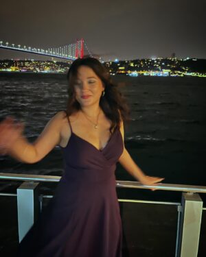 Deniz Altan Instagram - Netlik kazandırmak için söylüyorum panik yok ben evlenmedim kuzenim evlendi ben mor elbiseli kız 🐼