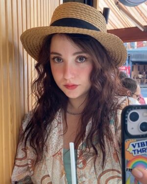 Deniz Altan Instagram - Biraz garip bir zamanlama aslında. Bilmiyorum ki neden böyle yapıyorum. Biraz gerçeklerden uzaklaşmak falan sanırım. Şey seni çok seviyorum tüm zamanlar için teşeklürler P. 🤍