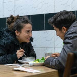 Deniz Altan Instagram - İnanılmaz bir deneyimdi. Senaryoyu ilk okuduğum zamanı hatırlıyorum çok korkmuştum cesaret edemiyordum ama oyuncu kimliğime de korkuyu yakıştıramıyordum. Neyse dedim yönetmenle bir görüşelim öyle karar veririz. Sonra @serhatkaraaslan  la görüşmeye gittim ve içime bir inanç geldi tamam dedim ya o beni isterse ben de istiyorum. Nazlı bana var olduğunu bildiğim ama hiç tanışmadığım bir tarafımı tanıttı. Garip bir şekilde beni özgürleştirdi. Fikir olarak hep açık bir insandım ama uygulamada anlam veremediğim sınırlarım çok fazlaydı. Nazlı benden daha güçlüydü ve beni de güçlendirdi. İşte aslında tam da bu yüzden çok seviyorum mesleğimi. Herkesin 1 kişi olarak yaşama şansı bulduğu bu dünyada ben çok fazla kişi olabiliyorum. Arkadaşlar gerçekten muazzam bir şey bu! Hayatımın her döneminde biliyorum ki bu işin bendeki etkisini taşıyacağım. Bu yüzden bir kez daha bütün ekibe çok teşekkür ederim.  Bana bu ödülleri layık gören o hiç tanımadığım insanlara da. Ve sevgili yönetmenime ayrıca teşekkür ederim bana inandığı ve bu yola benimle çıktığı için. ✨💫