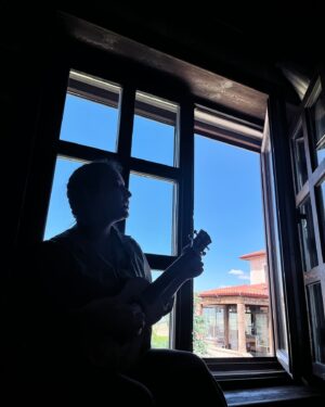 Deniz Altan Instagram - Tam bir bahar akşamı ayrılığı ama azcık ayrılık çok değil . Sonda bazı yalanlar ortaya çıkıyor 🐒