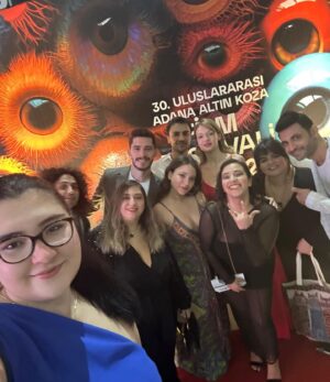 Deniz Altan Instagram - Hala inanamıyorum ! Bir insanın başına nasıl bu kadar fazla güzel şey gelebilir ? Bana inanan herkese çok teşekkür ederim. Bütün yolları koşarak gidebilirim sanki… Hız olarak değil de güç olarak :) çok mutluyum… 2020 de hayatımın ilk ödülünü yine altın kozayla almıştım benden umutlarını kesmedikleri için teşekkür ederim ahahah Adananın umuduyum diyebilir miyiz ?😂 Aaay işte oof arkadaşlar umarım hayali olan ve peşinden koşan herkes benim yakaladığım şansı yakalar. Biliyorum çok yetenekli çalışkan bir sürü arkadaşım var tanıdığım tanımadığım bir sürü yetenek var. Yolunuzdan vazgeçmeyin zor ama çok güzel bir yolculuk bu. 💪🏻🥹✌🏻