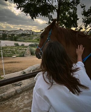 Deniz Altan Instagram - Romantik biri olduğum için tabi hemen bağ kurdum ay dedim biz özel bir şey yaşadık falan. Atlar da tam buna uygun canlılar, seçiyorlar valla. Al çiçek beni kendine çekti çok güzeldi gezimiz. Anlaştık bir dahakine elma getireceğim.