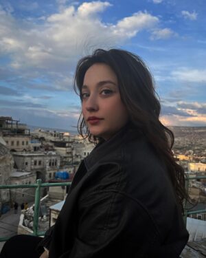 Deniz Altan Instagram - Yaşanıyorsa tekrar, bir öğreti eksik kalmıştır ya…  Aman dikkat dedim kendime ! Nefes alıyoruz bazen çok güzel bazen ağrılı. Rüzgarın yüzüme vurması keyifli. Bazı vuruşlar öyle olmuyor.