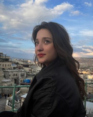 Deniz Altan Instagram - Yaşanıyorsa tekrar, bir öğreti eksik kalmıştır ya…  Aman dikkat dedim kendime ! Nefes alıyoruz bazen çok güzel bazen ağrılı. Rüzgarın yüzüme vurması keyifli. Bazı vuruşlar öyle olmuyor.