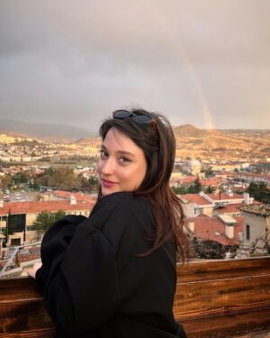 Deniz Altan Instagram - Dostlarım sadece sevgiyle ilgileniyorum ! Çok mutluyum 🫠