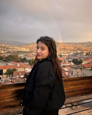 Deniz Altan Instagram - Dostlarım sadece sevgiyle ilgileniyorum ! Çok mutluyum 🫠