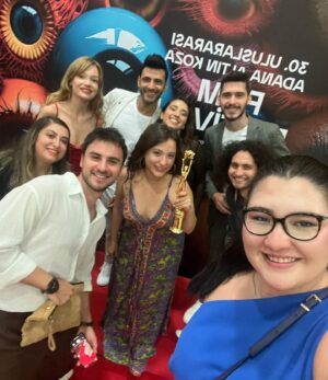 Deniz Altan Instagram - Hala inanamıyorum ! Bir insanın başına nasıl bu kadar fazla güzel şey gelebilir ? Bana inanan herkese çok teşekkür ederim. Bütün yolları koşarak gidebilirim sanki… Hız olarak değil de güç olarak :) çok mutluyum… 2020 de hayatımın ilk ödülünü yine altın kozayla almıştım benden umutlarını kesmedikleri için teşekkür ederim ahahah Adananın umuduyum diyebilir miyiz ?😂 Aaay işte oof arkadaşlar umarım hayali olan ve peşinden koşan herkes benim yakaladığım şansı yakalar. Biliyorum çok yetenekli çalışkan bir sürü arkadaşım var tanıdığım tanımadığım bir sürü yetenek var. Yolunuzdan vazgeçmeyin zor ama çok güzel bir yolculuk bu. 💪🏻🥹✌🏻