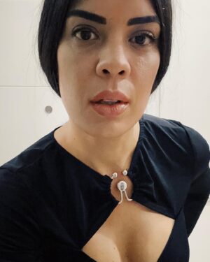 Deniz Arna Instagram - Pınar beni konsere götürüyor :)
Dur nası çıktım?