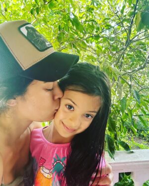 Deniz Arna Instagram - SHE IS SEVEN!!! 🥳🎉🎈🎊🩷😍🙏🏻🧿
Derin hanım 7 yıldır bize sevginin her türlü halini yaşamayı öğretiyor 🤍🤍🤍🤍