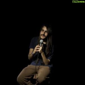 Deniz Göktaş Instagram - Nadiren anlattığım bir hikayeyi yükledim youtube'a. Tek kayıtlı performans buydu. Uyarı: komedi içeriği sayılmayabilir. 
Tamamı için link bio.