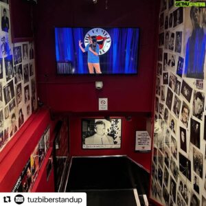 Deniz Göktaş Instagram - #Repost @tuzbiberstandup 
・・・
Deniz Göktaş, Londra ve Berlin Turnesi’nden enstantaneler…

Turnenin Deniz’in gösterileri dışındaki öne çıkan detayları ise aşağıdaki gibidir:

Wembley ve Apollo Theater da yapacağı gösteriler öncesi yeni şakalarını denemek, mevcut şakalarını lokal izleyiciye sunmak için Londra’daki @topsecretcomedy Komedi Kulubü’nde gece geç saat yapılan bir karma gösteride @louisckx çıktı.
Gecenin son komedyeniydi, gösteriyi kapattı. Çıkışında kendsine Türkiye’ye gel dedik, harbi mi diye sordu? Cevapsız bıraktık.

Berlin’deki @spacemeduza’da yaptığımız gösterimizde ise Sercan İpekçioğlu (Ezhel) rap kariyerine Deniz’e stand up komedi türünde açılış yaparak 10 dk 12sn ara verdi. Gecenin devamında ise bilardoyla devam etti.

Turnede Deniz’e sahnede eşlik edenler:
@enesuysall 
@ezhel06 
@mahirrddemir 

Organizasyonda ise @smelisdemirel 🥁

Turne’de bize yardımcı olan, evini açan ve yol yordam öğreten herkese ayrı ayrı teşekkür ederiz.