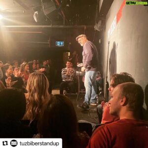 Deniz Göktaş Instagram - #Repost @tuzbiberstandup 
・・・
Deniz Göktaş, Londra ve Berlin Turnesi’nden enstantaneler…

Turnenin Deniz’in gösterileri dışındaki öne çıkan detayları ise aşağıdaki gibidir:

Wembley ve Apollo Theater da yapacağı gösteriler öncesi yeni şakalarını denemek, mevcut şakalarını lokal izleyiciye sunmak için Londra’daki @topsecretcomedy Komedi Kulubü’nde gece geç saat yapılan bir karma gösteride @louisckx çıktı.
Gecenin son komedyeniydi, gösteriyi kapattı. Çıkışında kendsine Türkiye’ye gel dedik, harbi mi diye sordu? Cevapsız bıraktık.

Berlin’deki @spacemeduza’da yaptığımız gösterimizde ise Sercan İpekçioğlu (Ezhel) rap kariyerine Deniz’e stand up komedi türünde açılış yaparak 10 dk 12sn ara verdi. Gecenin devamında ise bilardoyla devam etti.

Turnede Deniz’e sahnede eşlik edenler:
@enesuysall 
@ezhel06 
@mahirrddemir 

Organizasyonda ise @smelisdemirel 🥁

Turne’de bize yardımcı olan, evini açan ve yol yordam öğreten herkese ayrı ayrı teşekkür ederiz.