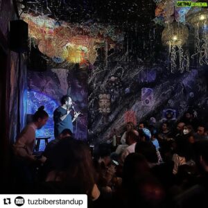 Deniz Göktaş Instagram - #Repost @tuzbiberstandup 
・・・
Deniz Göktaş, Londra ve Berlin Turnesi’nden enstantaneler…

Turnenin Deniz’in gösterileri dışındaki öne çıkan detayları ise aşağıdaki gibidir:

Wembley ve Apollo Theater da yapacağı gösteriler öncesi yeni şakalarını denemek, mevcut şakalarını lokal izleyiciye sunmak için Londra’daki @topsecretcomedy Komedi Kulubü’nde gece geç saat yapılan bir karma gösteride @louisckx çıktı.
Gecenin son komedyeniydi, gösteriyi kapattı. Çıkışında kendsine Türkiye’ye gel dedik, harbi mi diye sordu? Cevapsız bıraktık.

Berlin’deki @spacemeduza’da yaptığımız gösterimizde ise Sercan İpekçioğlu (Ezhel) rap kariyerine Deniz’e stand up komedi türünde açılış yaparak 10 dk 12sn ara verdi. Gecenin devamında ise bilardoyla devam etti.

Turnede Deniz’e sahnede eşlik edenler:
@enesuysall 
@ezhel06 
@mahirrddemir 

Organizasyonda ise @smelisdemirel 🥁

Turne’de bize yardımcı olan, evini açan ve yol yordam öğreten herkese ayrı ayrı teşekkür ederiz.