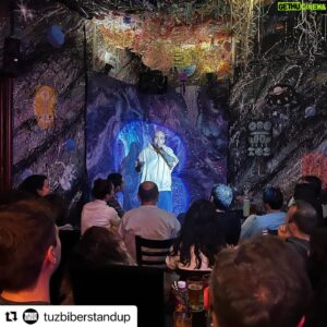 Deniz Göktaş Instagram - #Repost @tuzbiberstandup 
・・・
Deniz Göktaş, Londra ve Berlin Turnesi’nden enstantaneler…

Turnenin Deniz’in gösterileri dışındaki öne çıkan detayları ise aşağıdaki gibidir:

Wembley ve Apollo Theater da yapacağı gösteriler öncesi yeni şakalarını denemek, mevcut şakalarını lokal izleyiciye sunmak için Londra’daki @topsecretcomedy Komedi Kulubü’nde gece geç saat yapılan bir karma gösteride @louisckx çıktı.
Gecenin son komedyeniydi, gösteriyi kapattı. Çıkışında kendsine Türkiye’ye gel dedik, harbi mi diye sordu? Cevapsız bıraktık.

Berlin’deki @spacemeduza’da yaptığımız gösterimizde ise Sercan İpekçioğlu (Ezhel) rap kariyerine Deniz’e stand up komedi türünde açılış yaparak 10 dk 12sn ara verdi. Gecenin devamında ise bilardoyla devam etti.

Turnede Deniz’e sahnede eşlik edenler:
@enesuysall 
@ezhel06 
@mahirrddemir 

Organizasyonda ise @smelisdemirel 🥁

Turne’de bize yardımcı olan, evini açan ve yol yordam öğreten herkese ayrı ayrı teşekkür ederiz.