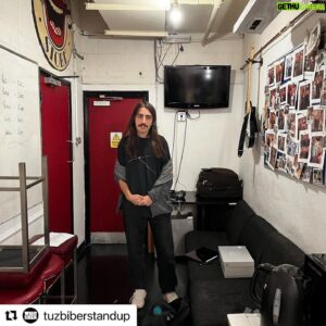 Deniz Göktaş Instagram - #Repost @tuzbiberstandup 
・・・
Deniz Göktaş, Londra ve Berlin Turnesi’nden enstantaneler…

Turnenin Deniz’in gösterileri dışındaki öne çıkan detayları ise aşağıdaki gibidir:

Wembley ve Apollo Theater da yapacağı gösteriler öncesi yeni şakalarını denemek, mevcut şakalarını lokal izleyiciye sunmak için Londra’daki @topsecretcomedy Komedi Kulubü’nde gece geç saat yapılan bir karma gösteride @louisckx çıktı.
Gecenin son komedyeniydi, gösteriyi kapattı. Çıkışında kendsine Türkiye’ye gel dedik, harbi mi diye sordu? Cevapsız bıraktık.

Berlin’deki @spacemeduza’da yaptığımız gösterimizde ise Sercan İpekçioğlu (Ezhel) rap kariyerine Deniz’e stand up komedi türünde açılış yaparak 10 dk 12sn ara verdi. Gecenin devamında ise bilardoyla devam etti.

Turnede Deniz’e sahnede eşlik edenler:
@enesuysall 
@ezhel06 
@mahirrddemir 

Organizasyonda ise @smelisdemirel 🥁

Turne’de bize yardımcı olan, evini açan ve yol yordam öğreten herkese ayrı ayrı teşekkür ederiz.