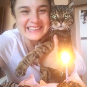 Deniz Özerman Instagram - HappyBirthdaayToMe💙❤💙with my Boy Coco❤💙Yeni yasimdan dilegim bu covid bitsin tum dunyada ve saglikli olalalim ve adaletli ,huzurlu olalim memleketçe.Merkur ün geri hareketi bitti en cok bunu kutluyorum.Sevenlerime tesekkurler ve şukranlarimla💙❤thank you for loving me ...LOVE YOU ALL💙❤❤Hepinize tezekkur ederim iyi ki VARSINIZ 🙏❤SIzleri COOK SEVIYORUUUM🌷🌷🌷🌷🌷
