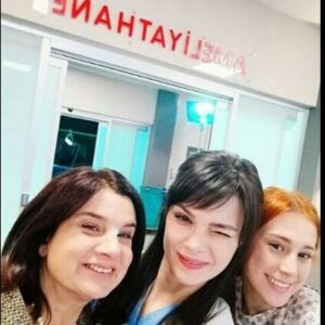 Deniz Özerman Instagram - Mucize Doktor dizisinde konuk olduk kızim rolünde @sudemisra ve erkek arkadaşi rolunde @berkeacar_ guzel bir sinerji olustutduk.Dilerim sizlerin kalbinize ulaşiriz.Gençlerle calismak güzel.onlar hem okuyor hem tiyatro yapiyor.sohbet ederken bayildim, iyi ki varlar,Türk Gencliği ne güveniyorum💙❤rol yapmak yerine sahici duygular yaşamayi tercih ettik...Allah herkesin coluguna cocuguna sihhat versin,şifalar olsun anne olmak ve çocugunun hasta olmasi dünyadaki en zor sinavlardan biri...iyi seyirler❤💙🌹🌹🌹🌹Bu aksam @foxturkiye @mucizedoktorfox