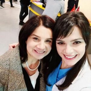Deniz Özerman Instagram - Mucize Doktor dizisinde konuk olduk kızim rolünde @sudemisra ve erkek arkadaşi rolunde @berkeacar_ guzel bir sinerji olustutduk.Dilerim sizlerin kalbinize ulaşiriz.Gençlerle calismak güzel.onlar hem okuyor hem tiyatro yapiyor.sohbet ederken bayildim, iyi ki varlar,Türk Gencliği ne güveniyorum💙❤rol yapmak yerine sahici duygular yaşamayi tercih ettik...Allah herkesin coluguna cocuguna sihhat versin,şifalar olsun anne olmak ve çocugunun hasta olmasi dünyadaki en zor sinavlardan biri...iyi seyirler❤💙🌹🌹🌹🌹Bu aksam @foxturkiye @mucizedoktorfox