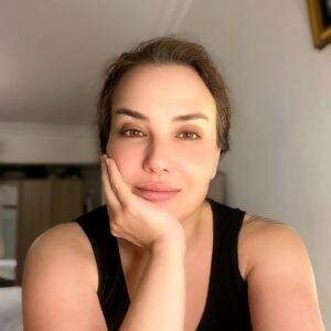 Deniz Uğur Instagram - Instagram’da doğru ışık, makyaj ve filtreyle hayat bambaşka görünür. Kimse ne kadar yorgun olduğunu anlamaz, kimse nelere üzüldüğünü bilmez☝🏼
Burası genel olarak, mutluluğu içinde değil dışında arayanların sahte cennetidir🤷🏻‍♀️
Bana göre Filistinlilerin direnişi ve dünyaya yayılan özgürlük mücadelesinde ilk kez bir işe yaradı. Kıyamete kadar mücadelenin bitmeyeceğini bilenler el kaldırsın🙋🏻‍♀️
Düşündüklerimi paylaşmaya hep devam edeceğim. Hastalanmış bir dünyada yaşadığımızı ama sevginin ve iyiliğin hâlâ var olduğunu, iyileşmenin mümkün olduğunu, ulaşabildiğim herkese hatırlatmak için👩🏻‍🍼
İnancınızı asla kaybetmeyin💜
#İyilerKazanacak