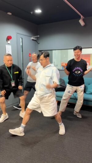 Dennis Chew Instagram - 4老的“16蹲“

“16 Squats” by the 4 Eldergy

#16蹲 @energy.come
