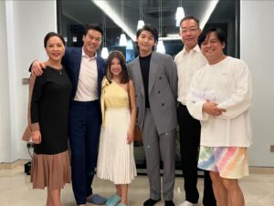 Dennis Chew Instagram - 我在义安理工学院的时光已经来到了第三年。第三年的第一个学期，我们必须组成小组完成一个项目。根据学校给予的主题，我的小组选择了如何让更多年轻人延续听广播的文化作为创作方向。这包括筹备和拍摄一部微电影，筹备和拍摄一个谈话节目，筹备和举办一个电影首映会，以及确保我们的项目具有持续性等多个方面。总之，在这六个月里，我们马不停蹄，忙得如火如荼，虽然晕头转向，但希望最终能有一个美好的结局。

昨天海报拍摄一结束，意味着我们所有的拍摄工作暂时告一段落，正式进入了后期制作阶段。组员们各司其职：负责剪辑的忙着剪辑，学习特效的在研究特效，处理文件的专心处理文件，打杂的继续打杂。没有一个人抱怨辛苦，每天大家都带着微笑，开开心心地完成任务。

写到这里，我也不知道为什么自己已经哭得不行。独自安静写下这些感受时，许多画面涌上心头。所有帮忙的朋友，老师，老板，每一个都尽力支持；能出力的出力，能出钱的出钱，还有一些朋友既出钱又出力。我相信这一定是因为我父母私下做了很多好事，或者是我前世积了很多福，今生才会遇到你们这些朋友。你们的帮助，让我无论说多少次谢谢都显得不足。

距离7月22号的首映会，还有接近两个月的时间来完成一切。宝宝们，这个学期结束后，我们将各自奔向不同的公司实习。实习的日子将与在学校的日子截然不同。你们也许会体会到现实的残酷，也许会在实习中被骂并悟出一些道理，但这都是必须经历的学习过程。

关注我IG账号的朋友，谢谢你们见证了我这两年多来的学习过程。我好想邀请每一位来看我们的微电影，但座位真的有限。我们会将影片上传到社交平台，希望到时候你们可以给我们一些鼓励和指点。如果你们不介意的话，可以关注我们小组专门为这个项目设立的IG账号，记录了拍摄时的花絮、每位组员的介绍，也带领你一步步进入首映会的那一夜。希望你能跟随我们的旅程，将这份听广播的爱延续下去。

我们的账号是 @loveonair._

谢谢你。你。你。和你。那么多的你。

原来爱不仅存在于男女之间，真正的爱是在你完全没有准备时的那一句，“可以呀”“没问题”“好呀”等等。

爱。真的可以战胜一切。

💜🩷💙🧡🩵💛💚