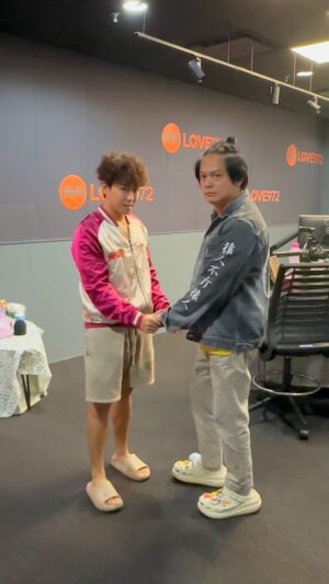 Dennis Chew Instagram - 神神秘秘 反应真快！！🤔👀

#LOVE972 #mediacorpLOVE972 @denniszhouchongqing @jeremychanmy