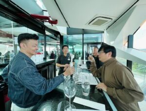 Dennis Chew Instagram - #Throwback DAY 5: Cheers! 🥂 “蔡煌崇” 来到阿德莱德标志性的 黛伦堡酒庄“魔方”(d’Arenberg Cube) 品酒！✌️

明天会是他们最后一天在阿德莱德做现场广播，别错过！

📅 5月13日 - 17日（星期一到五）
📟 8AM - 10AM （现场广播）
🔴 9AM - 10AM （Facebook Live)

#LOVE972 #早安玉建蔡煌崇